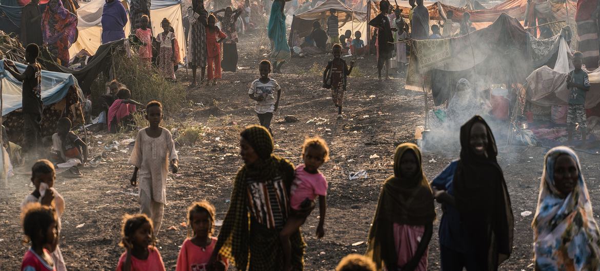 نازحون سودانيون يقيمون في مستوطنات عشوائية في نقطة عبور في مدينة الرنك الحدودية